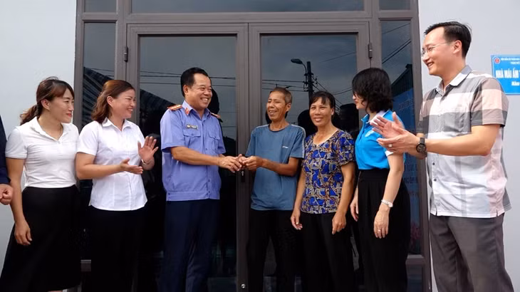 Viện KSND TP Cẩm Phả phối hợp với Hội LHPN thành phố và xã Cẩm Hải bàn giao nhà ở cho hộ khó khăn. (Ảnh đơn vị cung cấp)