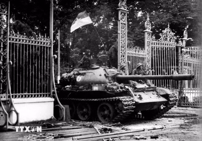 Xe tăng quân Giải phóng băng qua cánh cổng sắt, đánh chiếm Phủ Tổng thống ngụy Sài Gòn, trưa 30/4/1975. (Ảnh: Mai Hưởng/TTXVN)