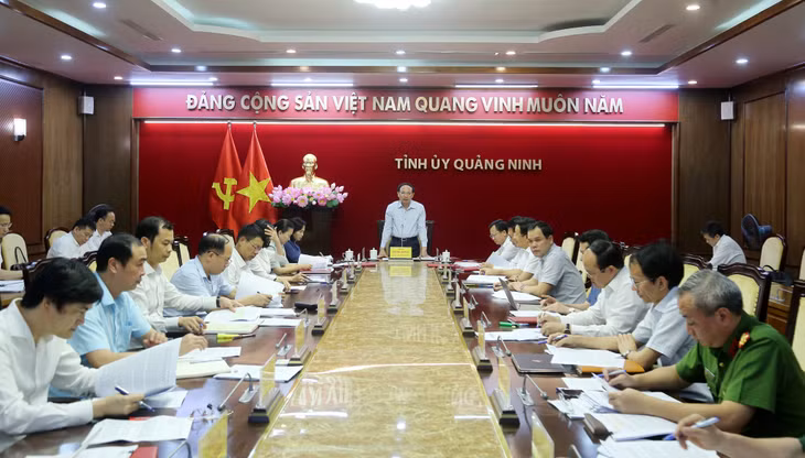 Đồng chí Nguyễn Xuân Ký, Ủy viên Trung ương Đảng, Bí thư Tỉnh ủy, Chủ tịch HĐND tỉnh chủ trì và kết luận cuộc họp.