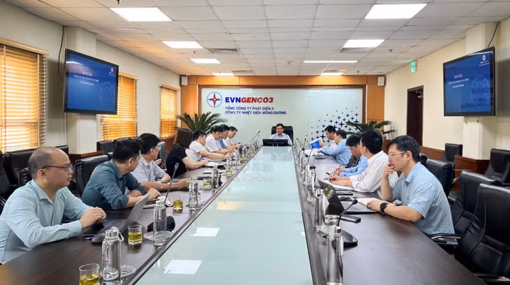 Ông Trần Đình Ân – Phó Tổng Giám đốc EVNGENCO3 chủ trì buổi làm việc với Ban Chỉ đạo cung ứng điện mùa khô Công ty Nhiệt điện Mông Dương