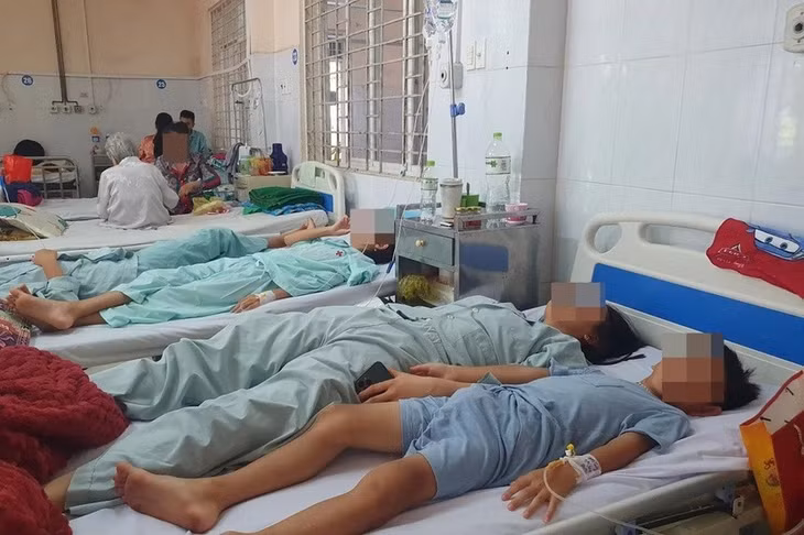 Các bệnh nhi nằm viện do có biểu hiện ngộ độc sau khi ăn bánh mì. Ảnh: BVCC.
