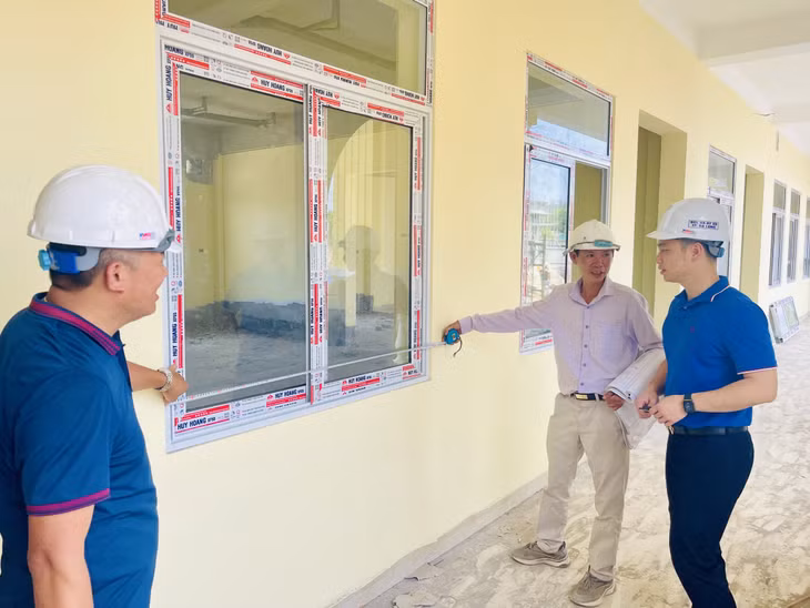 Ban Quản lý Dự án Đầu tư xây dựng TP Hạ Long thường xuyên cử cán bộ kỹ thuật xuống hiện trường, phối hợp với đơn vị tư vấn giám sát để kiểm tra chất lượng các hạng mục của công trình.