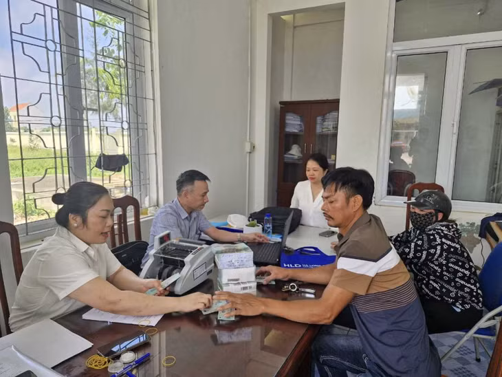 Người dân xã Tiền Phong, TX Quảng Yên nhận tiền bồi thường GPMB dự án tổ hợp cảng biển và KCN tại khu vực Đầm Nhà Mạc (giai đọan 94,4 ha). Ảnh: TTTTVH TX Quảng Yên.