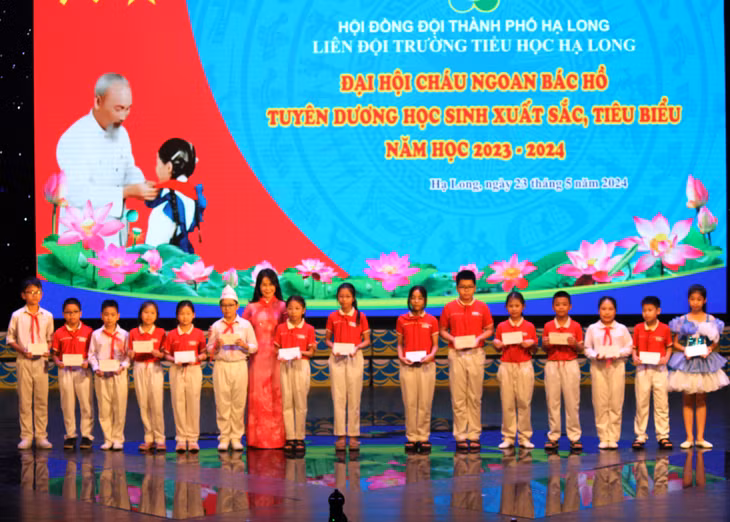 Cô Nguyễn Thị Thu Thủy, Nhà giáo ưu tú, Hiệu trưởng Trường Tiểu học Hạ Long, khen thưởng học sinh có thành tích xuất sắc trong học tập.