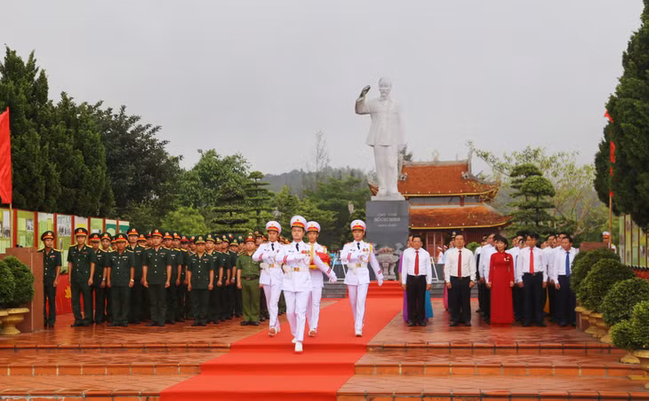 UBND huyện Cô Tô trang trọng tổ chức Lễ Thượng cờ Tổ quốc nhân kỷ niệm 134 năm Ngày sinh Chủ tịch Hồ Chí Minh; 63 năm Ngày Bác Hồ ra thăm đảo Cô Tô. Ảnh: Nguyễn Thanh