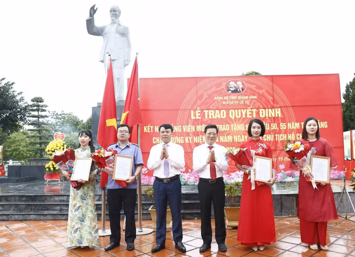  Huyện uỷ Cô Tô đã long trọng tổ chức kết nạp Đảng viên cho 6 quần chúng ưu tú.