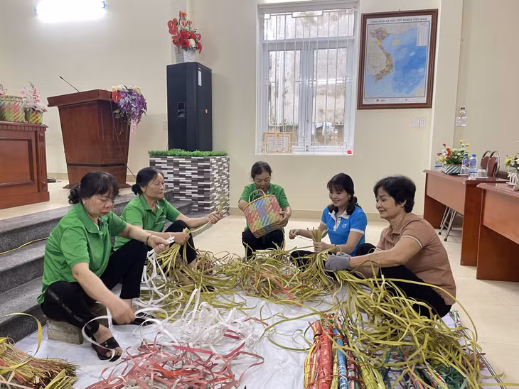 Từ những chiếc dây đai buộc gạch, chị em phụ nữ khu 5B (phường Quang Trung, TP Uông Bí) chế tạo ra các sản phẩm hữu ích trong cuộc sống.