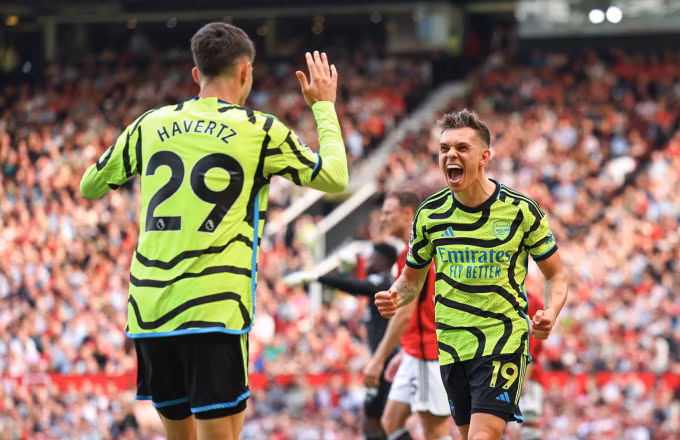 Trossard chia vui với Havertz sau khi mở tỷ số. Ảnh: AMA