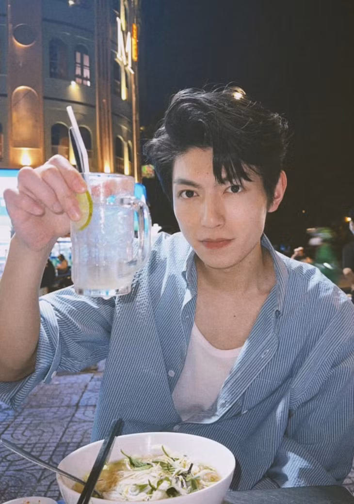 Phàn Trị Hân thưởng thức phở khi đến Việt Nam.