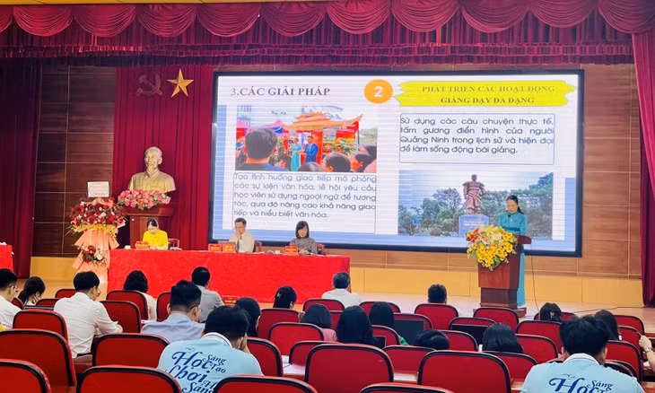 ThS. Nguyễn Thị Hải Yến, Phó Giám đốc Trung tâm Ngoại ngữ - Tin học, Trường đào tạo cán bộ Nguyễn Văn Cừ, trình bày tham luận về "Giải pháp, vận dụng, lồng ghép nội dung Nghị quyết số 17-NQ/TU vào các bài giảng ngoại ngữ".