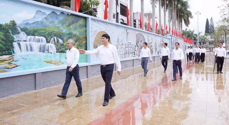 Lãnh đạo TKV và lãnh đạo Công ty CP Than Vàng Danh tham quan công viên mỏ.