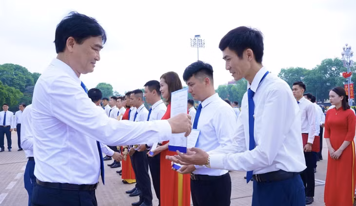 Ông Phạm Văn Minh, Bí thư Đảng ủy, Giám đốc Công ty CP Than Vàng Danh trao quyết định kết nạp đảng viên cho quần chúng ưu tú. Ảnh Phạm Cường- CTV