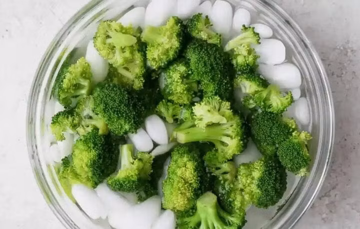 Ngâm rau luộc vào nước đá để giữ được màu xanh cho rau. (Ảnh: Feel Good Foodie)