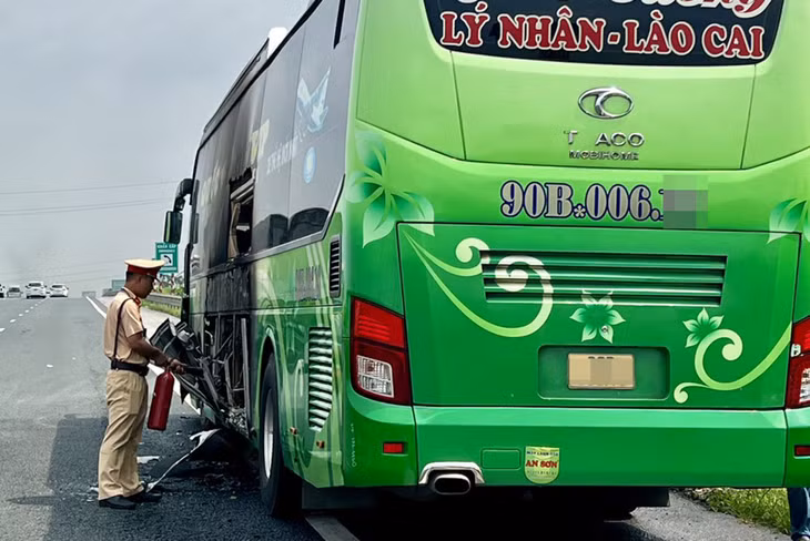Lực lượng Cảnh sát CSGT kịp thời dập tắt đám cháy ô tô khách. Ảnh: CACC