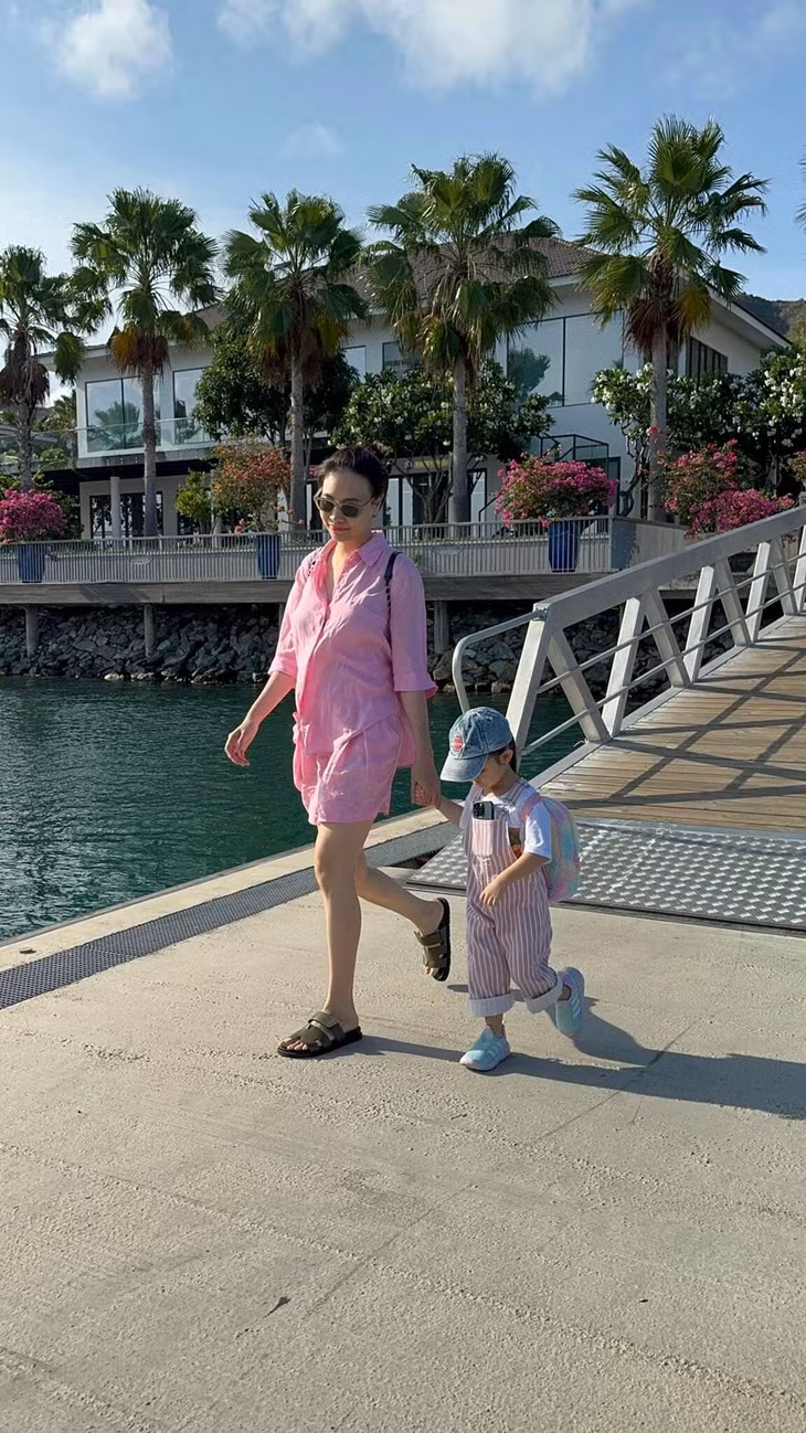 Cường Đô La đưa gia đình đi du lịch cuối tuần. Dù bận rộn nhưng vợ chồng Cường Đô la - Đàm Thu Trang luôn tranh thủ thời gian cho các con.