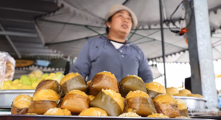 Bánh bò thốt nốt màu vàng ươm, có vị ngọt béo của đường, của dừa, hòa lẫn mùi thơm dịu nhẹ của đường thốt nốt. Bánh được bán với giá 5.000 đồng/chiếc.