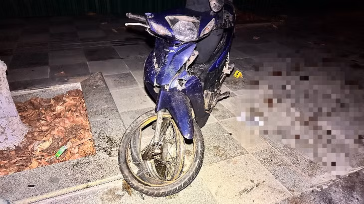 Xe máy gãy mâm, gãy phuộc sau cú tông. Ảnh: Duy Tuấn