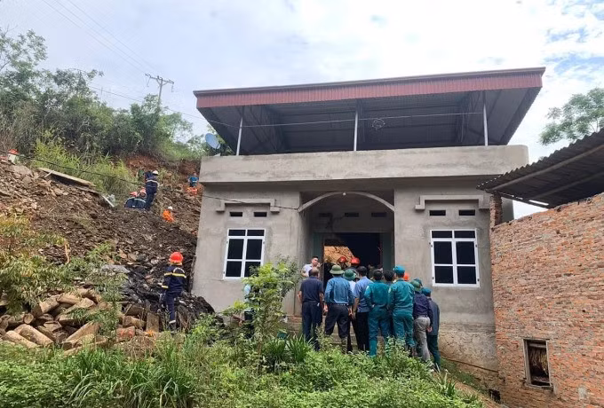 Ngôi nhà bị đất, đá sạt lở đè trúng. Ảnh: Bắc Kạn