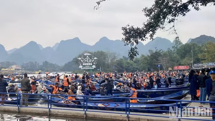 Môi trường du lịch văn minh cần đạt được sự hài hòa giữa tiếng nói, quyền lợi của cộng đồng bản địa và du khách quốc tế. (Ảnh: NGỌC KHÁNH)