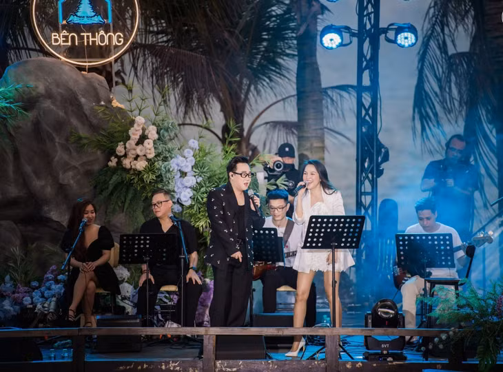 Trung Quân Idol và Hiền Thục trình diễn trong mini concert Người đang yêu vừa diễn ra vào tối 11/5 vừa qua tại Tổ hợp vui chơi, giải trí Ngọn hải đăng. Ảnh: Đơn vị cung cấp.
