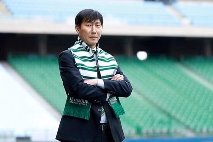 HLV Kim Sang-sik đến Việt Nam hôm nay.