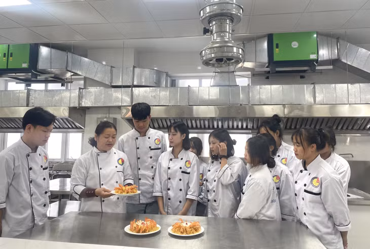 Giảng viên Trường Cao đẳng Công nghiệp và Xây dựng (TP Uông Bí) hướng dẫn sinh viên thực hành nấu ăn.