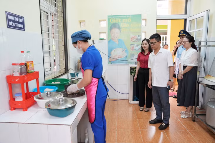 Đoàn kiểm tra liên ngành số 1 của UBND tỉnh kiểm tra công tác đảm bảo ATTP tại Trường Mầm non xã Thanh Sơn, huyện Ba Chẽ (tháng 4/2024). Ảnh: Tuấn Anh (CDC Quảng Ninh)