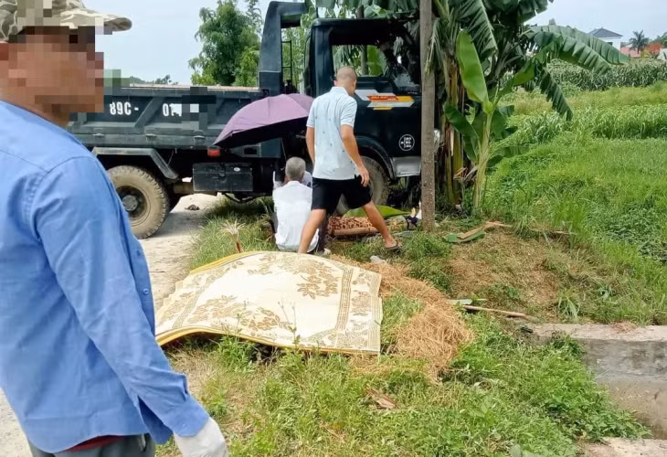 Hiện trường xảy ra vụ TNGT khiến người chồng tử vong, vợ bị thương (Ảnh:NDCC).