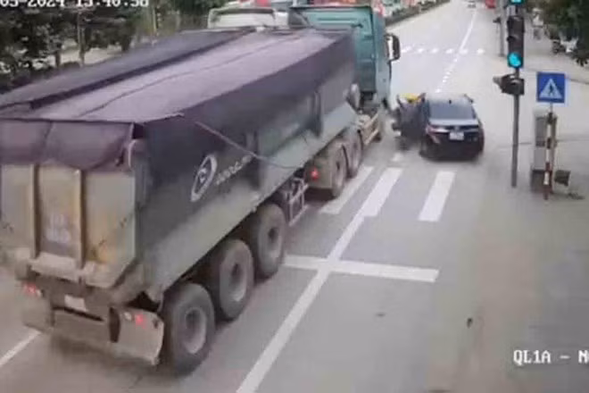 Hiện trường tài xế Hùng lái xe con vượt ẩu gây tai nạn. Ảnh cắt từ camera.