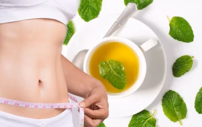 Uống trà bạc hà trước khi đi ngủ có thể hỗ trợ giảm cân. Đồ họa: Thanh Thanh