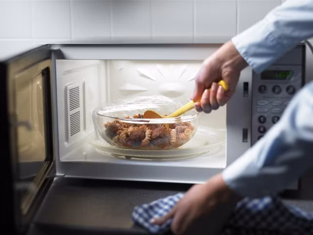 Lò vi sóng là thiết bị gia dụng tiện ích trong nhiều gia đình.