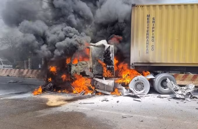 Ôtô container cháy rụi sau tai nạn. Ảnh: Thái Hà