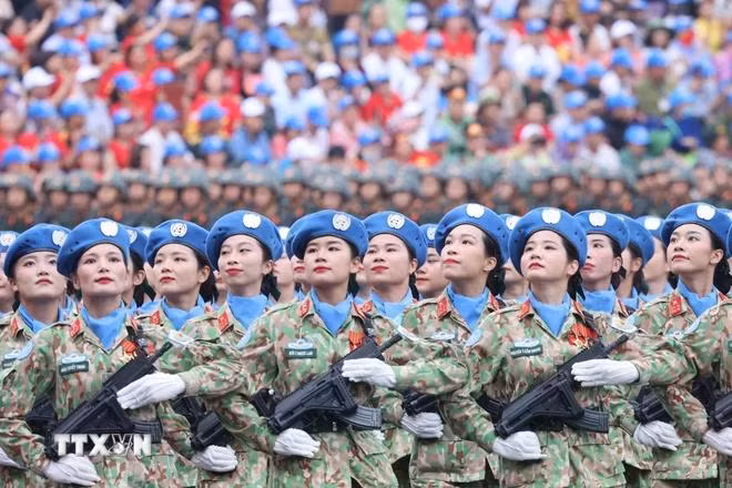 Khối sỹ quan Lực lượng Gìn giữ Hòa bình diễu binh. (Ảnh: Lâm Khánh/TTXVN)