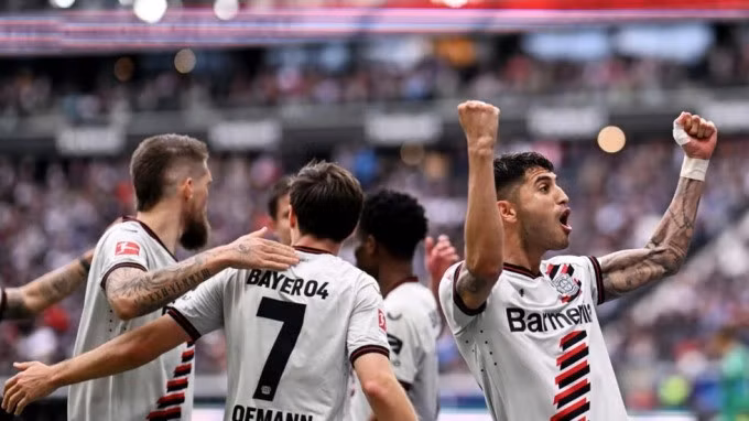 Palacios (phải) mừng bàn trong trận Leverkusen thắng Frankfurt 5-1 tại sân Wald tối 5/5 ở vòng 32 Bundesliga. Ảnh: AFP
