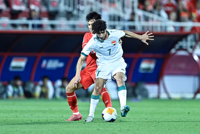 Ali Jasim (số 7) nhiều lần làm khổ hàng thủ Indonesia trong trận. Ảnh: AFC