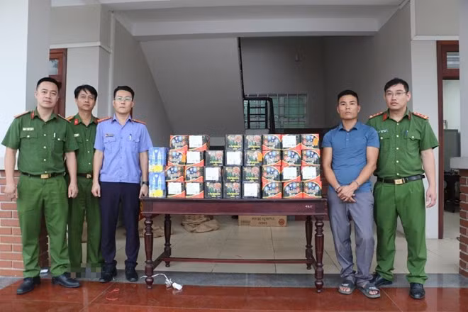 Đối tượng cùng số pháo thu giữ được. Ảnh: Phan Tuyết