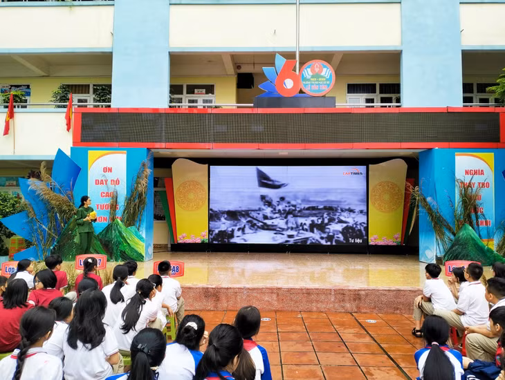 Các em học sinh Liên đội trường THCS Lê Văn Tám xem những thước phim về chiến thắng Điện Biên Phủ.
