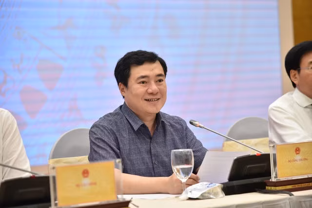 Thứ trưởng Nguyễn Sinh Nhật Tân, Người phát ngôn Bộ Công Thương thông tin về chính sách phát triển điện mặt trời mái nhà - Ảnh: VGP/Tuấn Dũng