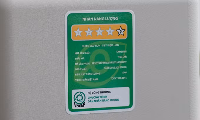 Nhãn năng lượng dán trên cục nóng của một mẫu điều hòa theo tiêu chuẩn TCVN 7830:2015. Ảnh:Tuấn Hưng