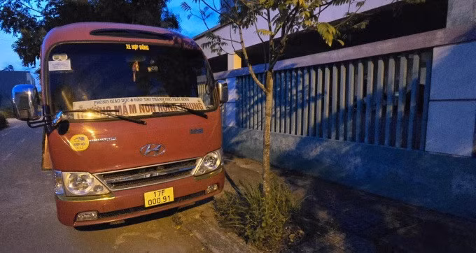 Bé Gia Huy đã ở cả ngày trong chiếc xe 29 chỗ dưới thời tiết nắng nóng 35 độ của ngày 29/5. Ảnh: Xuân Hoa