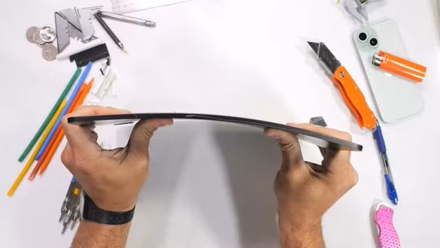 Liệu có thể bẻ cong iPad Pro M4 chỉ với lực của 2 bàn tay?