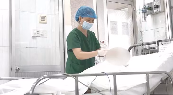 Chăm sóc cho bệnh nhân bị bỏng sau vụ chập điện đường dây cáp ngầm. (Nguồn: Bệnh viện Chợ Rẫy)