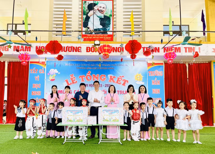 Đồng chí Vũ Quang Trực, Phó Giám đốc Sở LĐ, TB và XH trao quà cho các cháu trường Mầm non Phương Đông, TP Uông Bí.