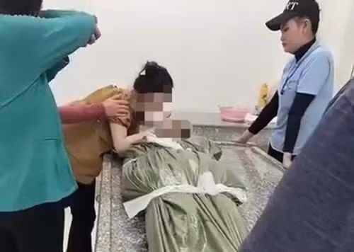 Vợ nạn nhân ôm chồng khóc nức nở.