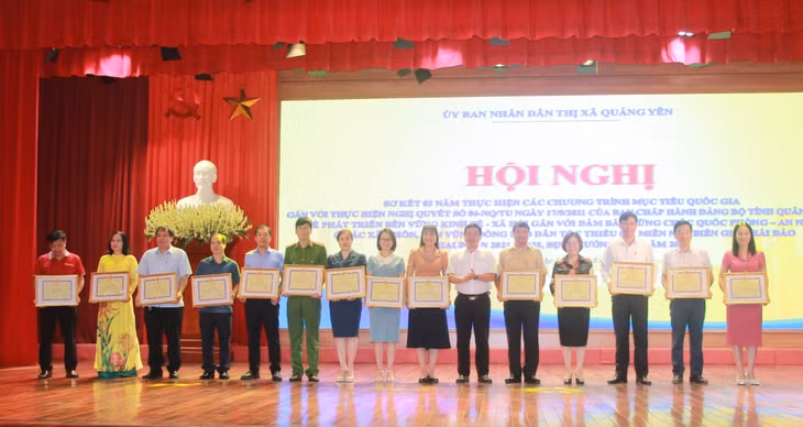 Lãnh đạo UBND TX Quảng Yên trao giấy khen cho các tập thể, cá nhân đạt thành tích xuất sắc trong thực hiện các chương trình mục tiêu quốc gia về xây dựng NTM.
