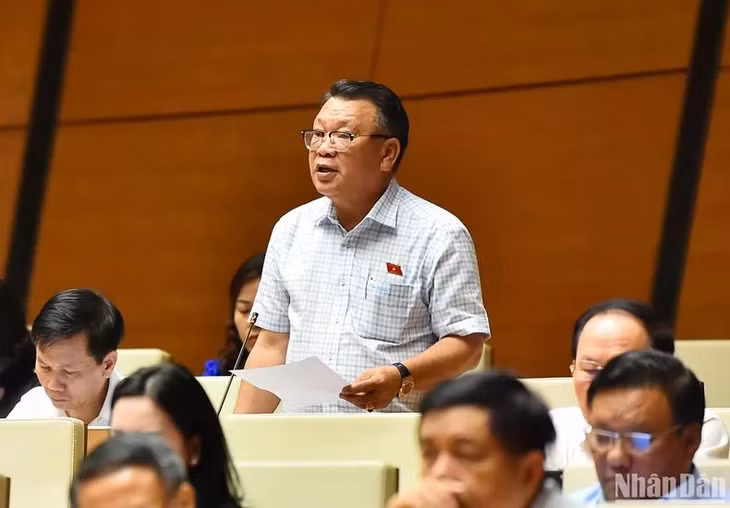 Đại biểu Nguyễn Tạo (đoàn Lâm Đồng) tham gia ý kiến thảo luận tại hội trường chiều 21/5. (Ảnh: THỦY NGUYÊN)