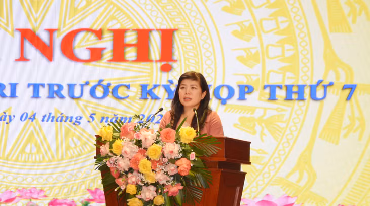 Đồng chí Nguyễn Thị Thu Hà, Phó trưởng Đoàn ĐBQH tỉnh, thông tin về kết quả giải quyết và trả lời các kiến nghị của cử tri tại buổi tiếp xúc.