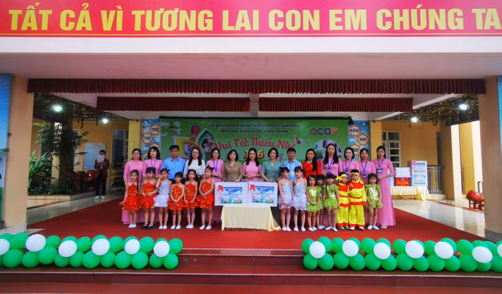 Đồng chí Trịnh Thị Minh Thanh, Phó Bí thư Thường trực Tỉnh ủy, cùng các đại biểu tặng quà các cháu Trường Mầm non Cẩm Thịnh (TP Cẩm Phả).