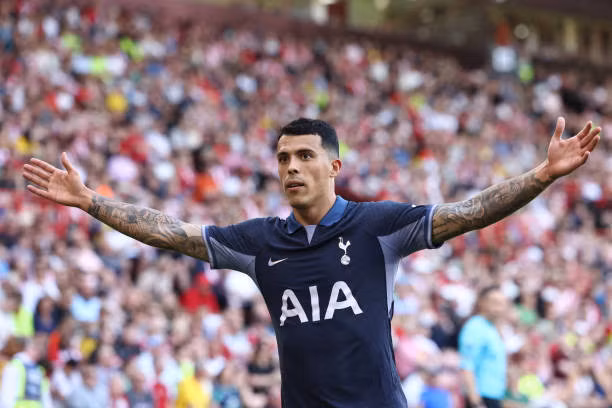 Hậu vệ phải: Pedro Porro. Cùng với Kieran Trippier, cầu thủ thuộc biên chế Tottenham Hotspur có 10 lần đóng góp vào những bàn thắng của "Gà trống". Tuy nhiên, Tây Ban Nha quyết định lựa chọn kinh nghiệm của Dani Carvajal và Jesus Navas.