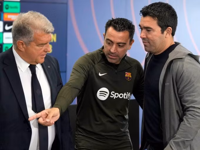 Xavi (giữa) làm Laporta tức giận vì chỉ trích tình hình tài chính tồi tệ của Barca. Ảnh: EFE